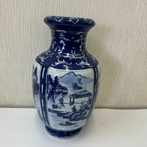 ヤ100 ●大清康熈年製　中国　青花　山水図　瓶　壺　花瓶●高さ約33cm 横27cm 