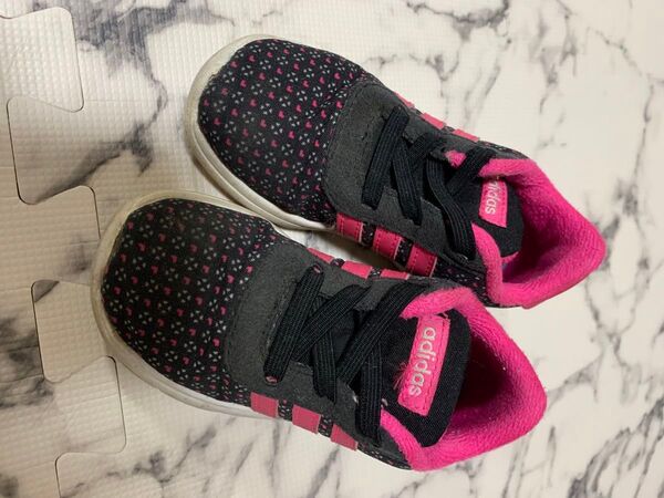 【adidas】ブラック×ピンク スニーカー 14cm