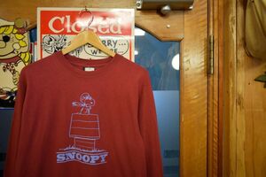 グッドプリントUSA製ビンテージFOOTLOCKER長袖クルーネックプリントTシャツSNOOPYスヌーピーMえんじ色アメカジストリートキャラ物h23624