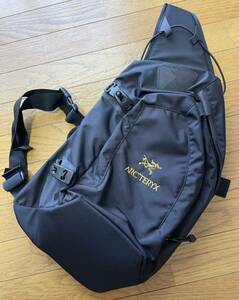 ARC’TERYX アークテリクス QUIVER クイバー バッグ ブラック black 金刺繍 CROSSBODY PACK