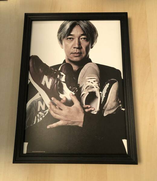 kj ★額装品★ 坂本龍一 ニューバランス 広告 貴重写真 A4サイズ額入り ポスター風デザイン YMO 高橋幸宏 細野晴臣 スニーカー