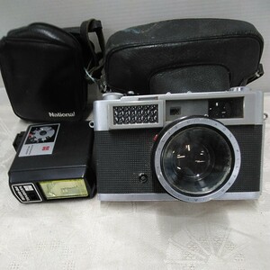 g_t T757 フィルムカメラ 昭和レトロ　コニカ　フィルムカメラ　「コニカ　SⅡ＋フラッシュ(PE.−2002)　現状品」ケース付き 未確認