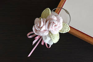 ｜ハンドメイド｜淡ピンクの編み薔薇｜インテリア装飾やバッグ飾り等に｜かぎ針編み｜LPNK薔薇小物