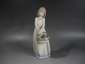 リヤドロ　フィギュリン 『 花籠 』 LLADRO