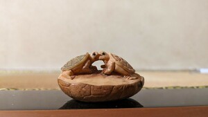 象牙椰子 細密彫刻 亀 接吻亀愛図 種子彫刻 タグアナッツ 亀の置物 亀がキスしている彫刻です 283