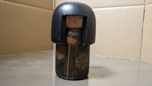 創作こけし 関口三作 「童女」16cm 木彫り 人形 郷土玩具 置物 伝統工芸 和風置き物 140 床飾り 日本土産 レア Japanese Kokeshi 真作