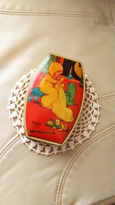 子供の日 レア 1950年 英 アンティーク Riley's トフィー ブリキ 缶 刻印 ベビー ビスク ドール レース ナーサリ シュタイフ メルスリ 什器