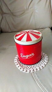 母の日 レア 英 アンティーク 1940年 Sugar Regency TIN サーカス テント カルーセル 赤 缶 刻印 骨董 カフェ ビスク 人形 レース レトロ