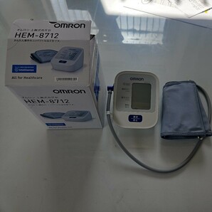 OMRON 上腕式血圧計 HEM-8712 通電動作確認済 中古品 説明書無 ACアダプター欠品 電池別途ご用意お願いします ヘルスケア ゆうパック60の画像1