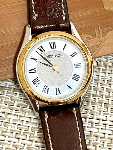 [現行モデル:美品/稼働]SEIKO セイコー ドルチェ＆エクセリーヌ/白蝶貝ダイヤル/ゴールド/ギョーシェ/4J41/腕時計