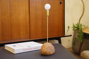 Art hand Auction Kurama Stone Naturstein Tischlampe/Steinbeleuchtung/Steinlampe/Naturstein/Natur/Messing/Handgefertigt/Natürliche Materialien/Primitiv/, Erleuchtung, Tischlampe, Tischständer