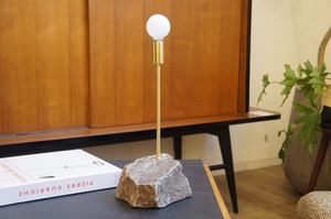 Art hand Auction Nebukawa Stone Natural Stone Table Lamp/Stone Lighting/Stone Lamp/Natural Stone/Natural/Brass/Handmade/Natural Materials/Primitive/, illumination, table lamp, table stand