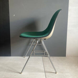 [7661C] Herman Miller Side shell chair FRP スタッキング ベース イームズ Charles Ray Eames ヴィンテージ サイドシェルチェア ナローの画像3