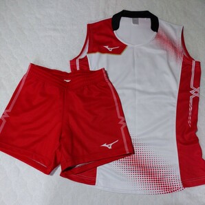 ミズノ製品 MIZUNO、 女子バレーボール競技用ユニフォーム、ゲームシャツ&パンツ上下セット。女子バレーボールウェア。の画像1