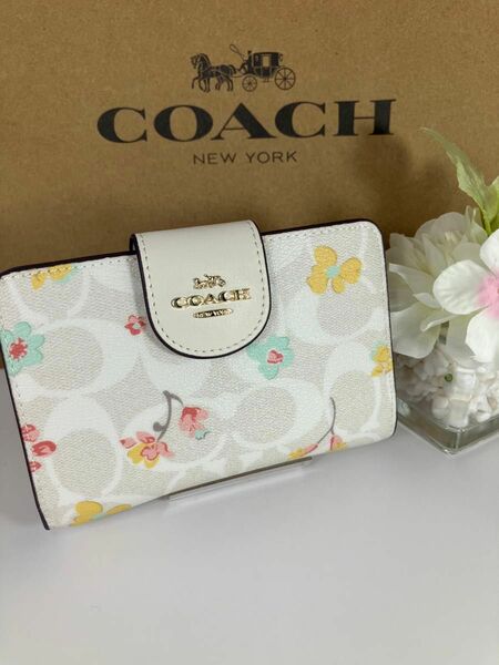 新品　未使用　COACH コーチ ホワイトフローラルミディアム 二つ折り財布　箱、紙袋付き