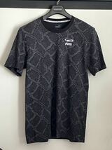 ★送料無料！PUMA プーマ SNAKE PACK AOP Tシャツ　黒★L_画像1