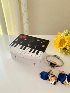 リボンと鍵盤模様の小物入れ　　　ハンドメイド　インテリア雑貨　木製ボックス　ピアノ　ピアノ雑貨