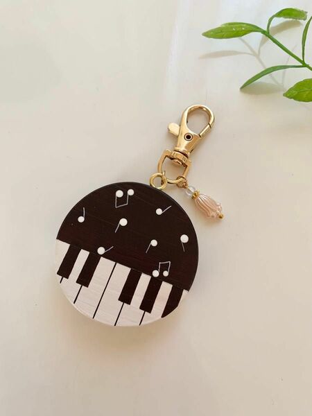 チャーム付き　ピアノ鍵盤模様の木製キーホルダー(円形)　　ピアノ雑貨　トールペイント