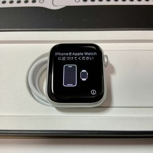 (G05) 【未使用品、通電OK】Apple Watch Nike SE第1世代 GPSモデル 40mmシルバーアルミニウムケースとNikeスポーツバンドの画像2