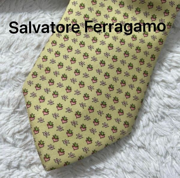 Salvatore Ferragamo サルヴァトーレフェラガモ　シルク製　ネクタイ　イチゴ柄　黄緑色