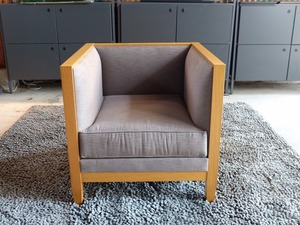 ③ Cassina カッシーナ｜フィリップ・ユーレル｜INWOOD（インウッド）1人掛けソファ　32万｜応接室・ロビー・ラウンジ