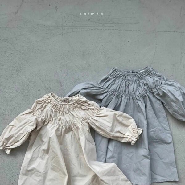 韓国子供服 oatmeal smocking ops ワンピース