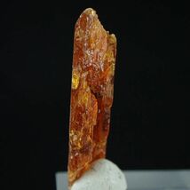 オレンジ カイヤナイト 原石 3.9g サイズ約27mm×14mm×5mm マダガスカル トゥリアラ州産 kgt354 天然石 鉱物 パワーストーン_画像5