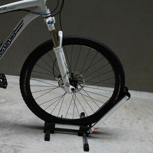 B102_b 自転車ラック ブラック L字型 抜群の安定性 スプリングアーム 折り畳み式 移動も楽 自転車の保管用 バイクスタンド 黒の画像4