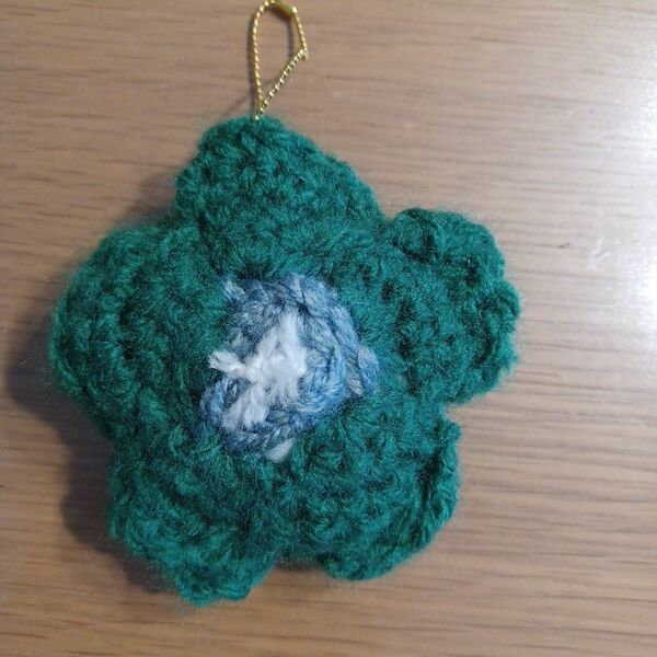 ぷっくりしたお花の編み物キーホルダー　グリーン　ハンドメイド