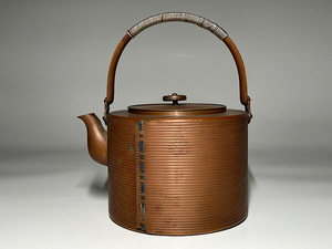 【瑞】銅製　「慶」在銘　輪線紋　銀象嵌　小型　銅瓶　高：１７．８ｃｍ
