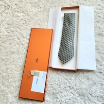 良品 HERMES エルメス☆総柄 シルク ネクタイ ビジネス メンズ モスグリーン グリーン 箱入り _画像2