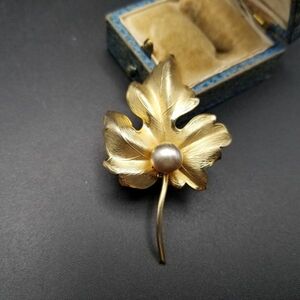 ゴールドの葉 パール 立体 ヴィンテージ ブローチ フローラル レトロ コスチュームジュエリー 葉 3D Leaf 上品 ADP1