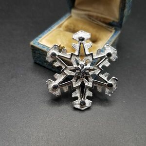 Sarah Coventry 雪の結晶 ヴィンテージ ブローチ 冬 モチーフ シルバートーン レトロ コスチュームジュエリー Snowflake ADP②3