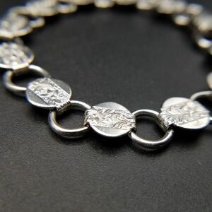 Sarah Coventrya-run-vo- flower plant engraving Vintage bracele retro costume jewelry silver tone ADO21