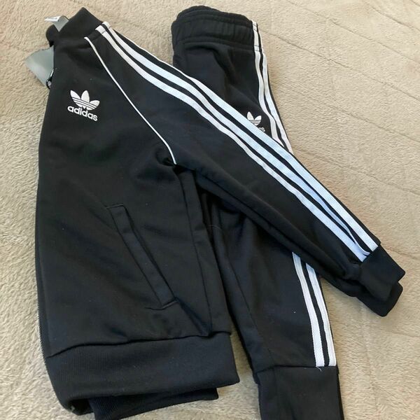 adidasセットアップ　90センチ　90㎝　男の子　女の子　adidasキッズ　キッズセットアップ　キッズジャージ　正規品