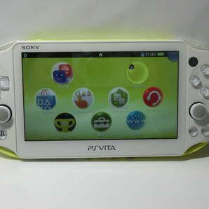 【№3013-ｇ6004】PlayStation Vita （PCH-2000シリーズ） Wi-Fiモデル 本体・ソフト付・32GBメモリーカード付 ライムグリーン/ホワイト の画像2