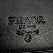 【美品】PRADA プラダ ワンショルダー 肩掛け ロゴ エンボス 裏地総柄 アクセサリーポーチ ハンドバッグ 白タグ レザー 黒 ブラック_画像3