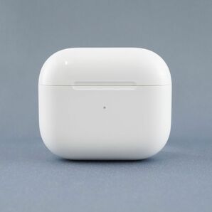 Apple AirPods 第三世代 MagSafe充電ケースのみ USED超美品 A2566 耐汗 耐水 MME73J/A Qi充電 ライト二ング 完動品 中古 KR V0059の画像1