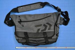  Daiwa messenger bag (D) spiral gray 