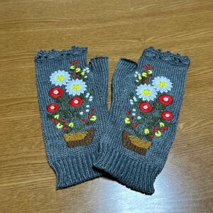 【新品　未使用品】手袋　フィンガーレス　オープンフィンガーグローブ　花刺繍　花柄　グレー　アクリル