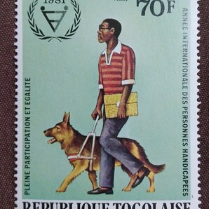 トーゴ 1981 国際障害者年 3完 盲導犬 職業訓練 車いすバスケ イヌ スポーツ 未使用糊ありの画像3