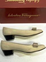 Salvatore Ferragamo サルヴァトーレ フェラガモ ヴァラリボン サイズ5.5 ローヒールパンプス　ベージュ系　イタリア製_画像5