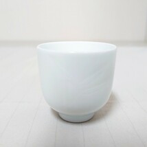 美品 人間国宝 井上萬二 作 笹ノ葉之図 白磁 ぐい呑 木製 共箱 ぐい呑み 盃 杯 酒盃 酒杯 酒器_画像3