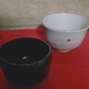 短時間割引中3800→　骨董品　茶道具 抹茶碗　セット　楽焼(黒茶碗軟式)と萩焼(年代在銘)内外に赤点　ニュウ欠け無し　