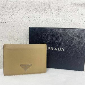 【贅沢品の極み】PRADA レザー カードケース 名刺入れ　サフィアーノ 三角プレート 　レザー　本革　ブラウン　ベージュ　ロゴ