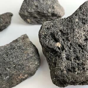 溶岩石 2kg サイズミックス(約3〜18cm) 小型水槽におすすめ！ アクアリウム テラリウム 苔テラリウム 水草活着 水槽 ハンドメイドの画像7