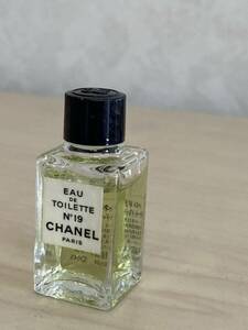 シャネル　CHANEL　No.19 オードトワレ　ml記載なしサンプル品　ミニ　ミニ香水　ボトル　定形外発送は220円