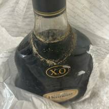 【MYT-3236】 未開栓 Hennessy ヘネシー XO 金キャップ クリアボトル 40% 700ml 液面低下、ラベル汚れ有 保管品 ブランデー お酒 写真参照_画像6