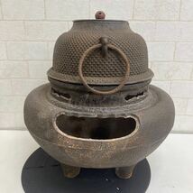 B308 19. 茶道具 茶釜 風炉釜 鉄製 茶器 鉄瓶 鉄釜 金属工芸 骨董品 昭和　アンティーク 蓋頭傾きあり_画像2