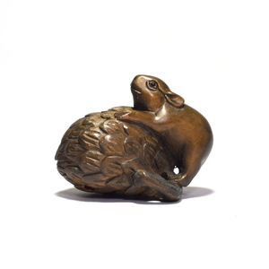 根付 末ぼっくりに鼠 ネズミ 柘植 木彫品 木製 彫刻品 黄楊 na07-j-6